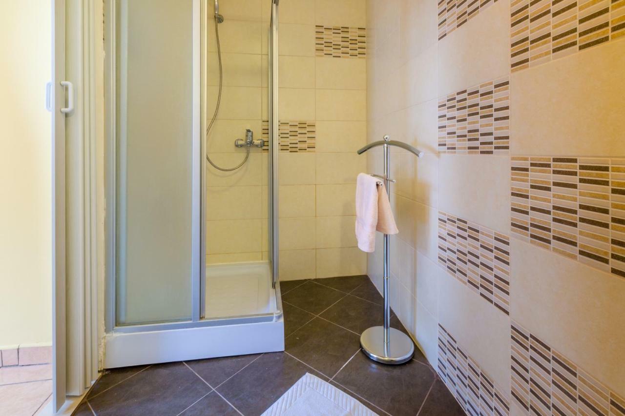 Apartmani Iris I Ana Crikvenica Exterior foto